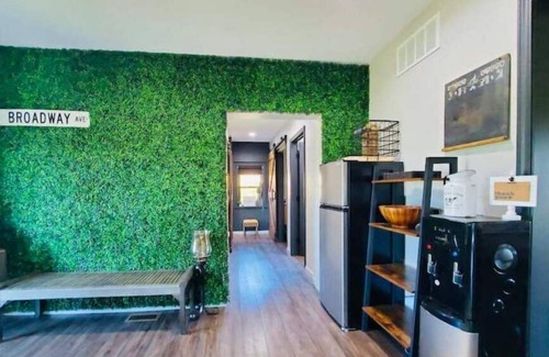 Westerville Apartamento | Modern City Studio with Water Views & Historic Charm