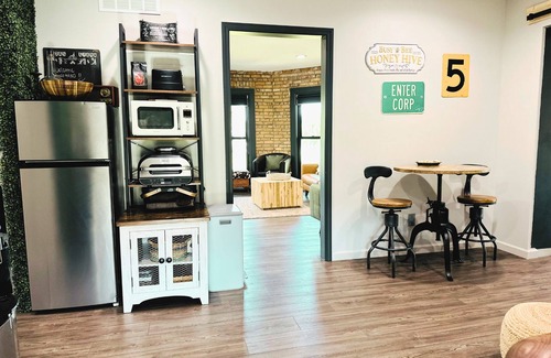 Westerville Apartamento | Modern City Studio with Water Views & Historic Charm