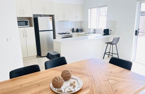 Wagga Wagga Apartamento | Modern City Townhouse with all the Comforts