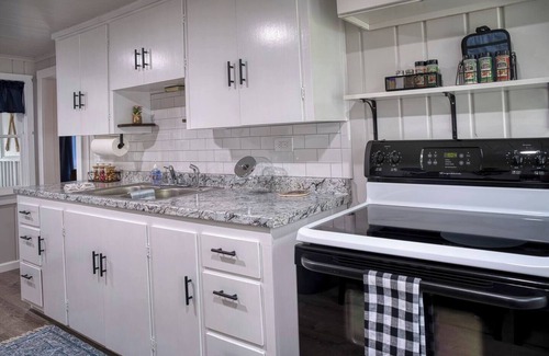 Houghton Lake Cabaña | Modern,Clean Cottage, 1 block from the lake and close to town