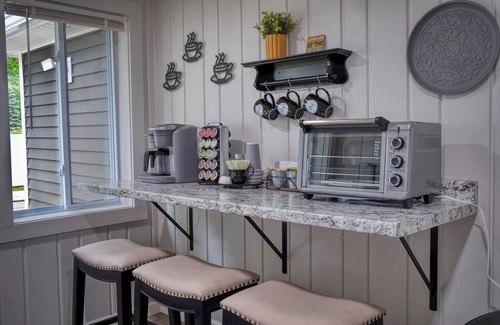 Houghton Lake Cabaña | Modern,Clean Cottage, 1 block from the lake and close to town