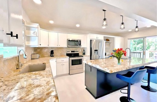 Brookings Apartamento | Modern Coast Escape |Hot Tub & Games |Near Beach