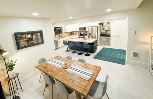 Brookings Apartamento | Modern Coast Escape |Hot Tub & Games |Near Beach