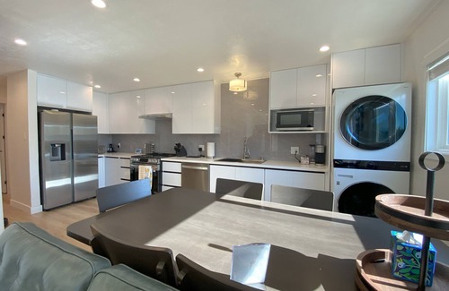 Sharp Park Apartamento | Modern Coastal 2B1B Remodeled Walk to Pier Backyard Free Parking