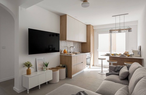 Seixal Apartamento | Modern Coastal Apartment with Hot Tub
