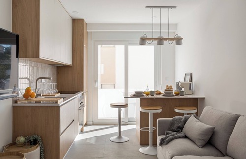 Seixal Apartamento | Modern Coastal Apartment with Hot Tub