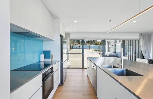 Connellys Marsh Casa | Modern Coastal Retreat + Hot Tub