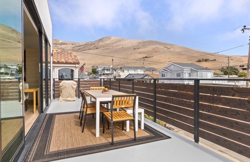 Morro Bay Casa | Modern Coastal Retreat with Views – Furnished 2BR 2BA - 30+ Day Rental
