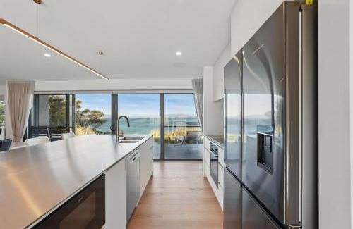 Connellys Marsh Casa | Modern Coastal Retreat and Hot Tub