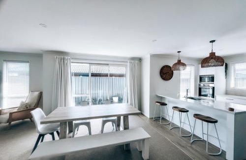 Pyes Pa Casa | Modern Coastal Retreat in Pyes Pa