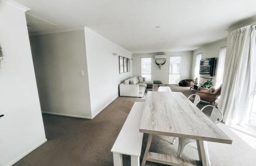 Pyes Pa Casa | Modern Coastal Retreat in Pyes Pa