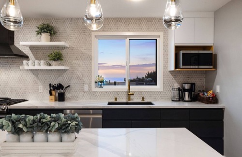 Edgemar - Pacific Manor Casa | Modern Coastal Retreat with Ocean Views with pool table up to 19 guests