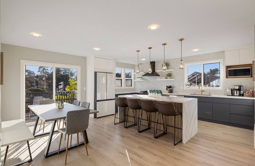 Edgemar - Pacific Manor Casa | Modern Coastal Retreat with Ocean Views with pool table up to 19 guests