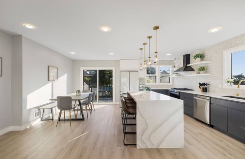 Edgemar - Pacific Manor Casa | Modern Coastal Retreat with Ocean Views with pool table up to 19 guests