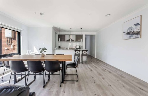 Avondale Heights Casa | Modern Comfort in Avondale Heights Family Home