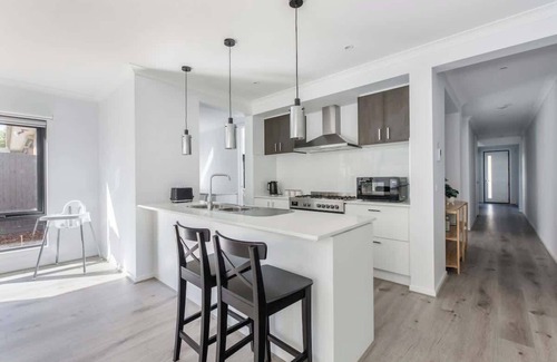 Avondale Heights Casa | Modern Comfort in Avondale Heights Family Home