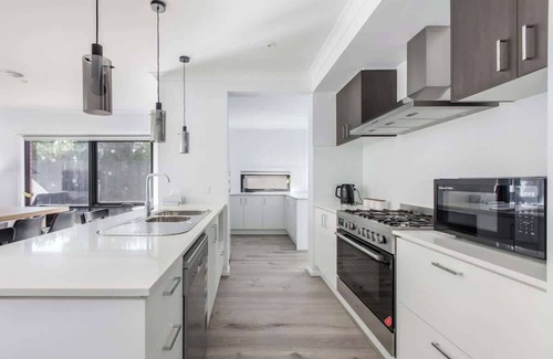 Avondale Heights Casa | Modern Comfort in Avondale Heights Family Home