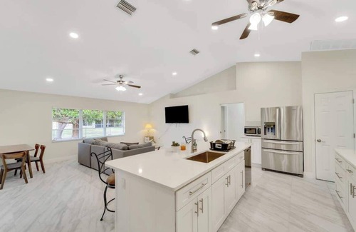 Port Charlotte Casa | Modern Comfort: 3BR/2BA Home in Port Charlotte