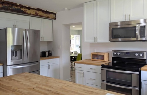 Colonial Beach Casa | Modern comfort... Bring your boat, walk to the beach. Dog friendly.