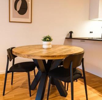 Antwerp Apartamento | Modern Comfort - Bus & Tram at Door
