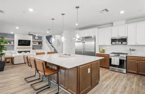 Clovis Casa | Modern Comfort: Heritage Grove Edition