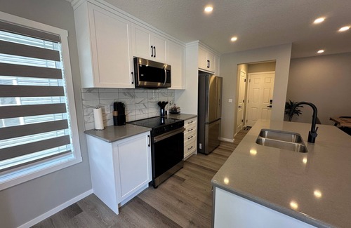 Airdrie Casa | ✨ Modern Comfort in a Newly Built 3-Bedroom Townhome ✨