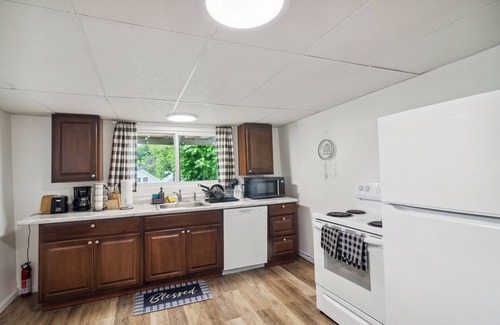 South Side Slopes Casa | Modern Comfort in a Charming Pittsburgh Retreat by Deity Villas