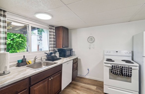 South Side Slopes Casa | Modern Comfort in a Charming Pittsburgh Retreat by Deity Villas