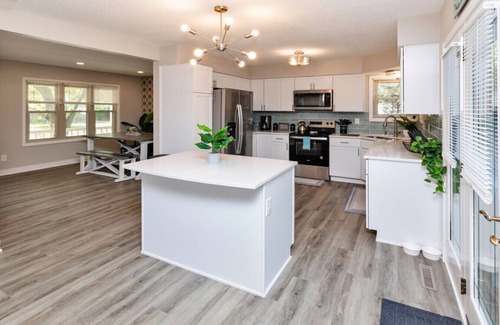 Clive Apartamento | Modern Comfort in Des Moines` West Side 4BR/2.5BR