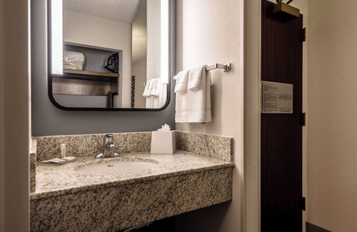 Richardson Hotel | Modern Comfort in Richardson | Pool, Gym & Pets are Welcome