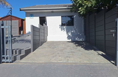 Trawal Apartamento | Modern Comfort Meets Cozy Living: 2-Bedroom Flat in Prestigious Protea Heights