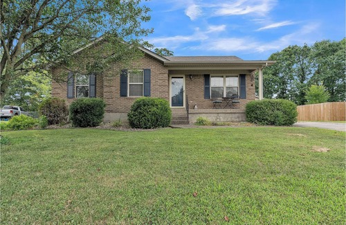 Shepherdsville Casa | Modern Comfort n Bourbon Trail & Derby Fenced yard full kitchen parking