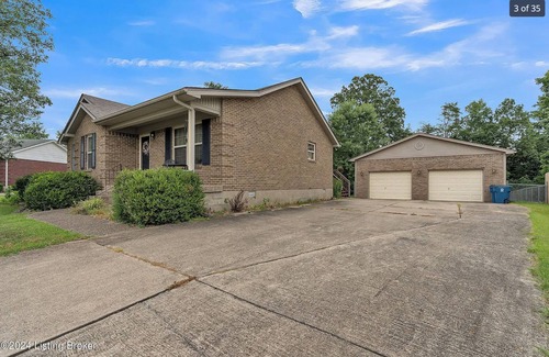 Shepherdsville Casa | Modern Comfort n Bourbon Trail & Derby Fenced yard full kitchen parking