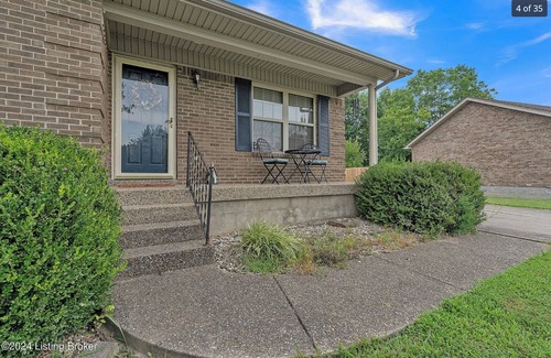 Shepherdsville Casa | Modern Comfort n Bourbon Trail & Derby Fenced yard full kitchen parking
