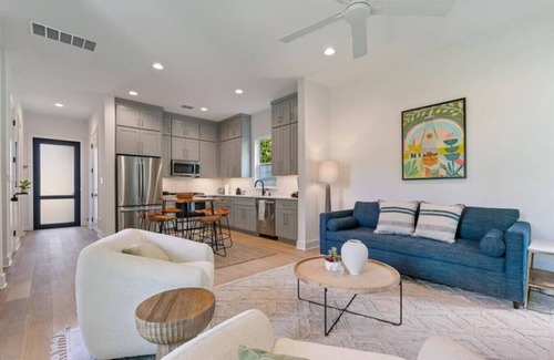 Austin Apartamento | Modern Comfort Near It All | 2BR/2.5BA | Sleeps 6