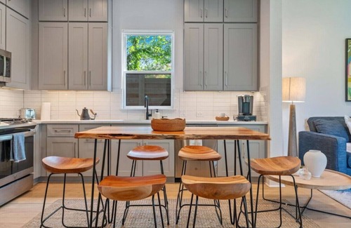 Austin Apartamento | Modern Comfort Near It All | 2BR/2.5BA | Sleeps 6