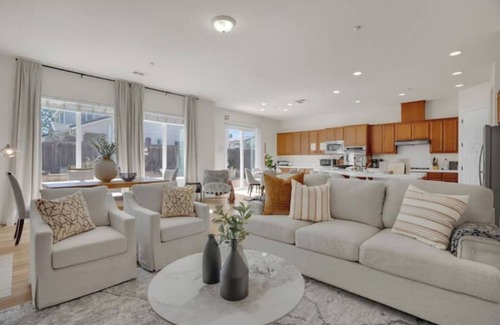 Brentwood Casa | Modern Comfort: Rose Garden Edition