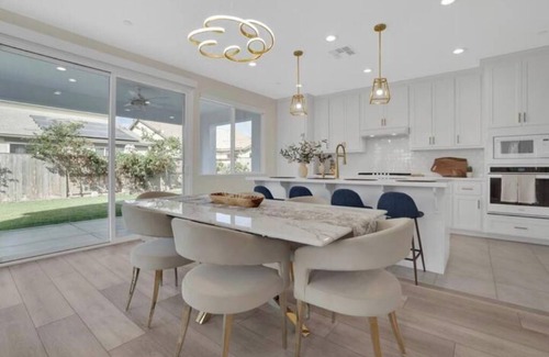 Stockton Casa | Modern Comfort: Stockton Edition