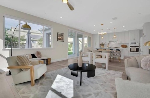 Stockton Casa | Modern Comfort: Stockton Edition