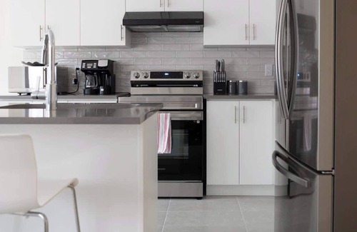 Thorold Casa | Modern Comfort w/ 5 BEDS close to Welland