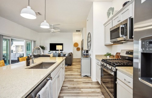 Okahumpka Casa | Modern comfort with a vibrant community feel