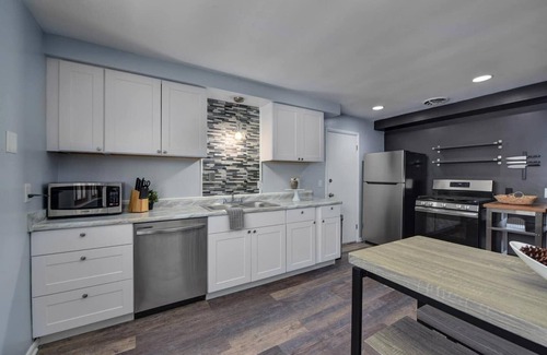 Shaker Heights Apartamento | Modern & Comfy ~ Close to Cleveland Clinic ~ Long-Stays Welcome ~ Safe Area