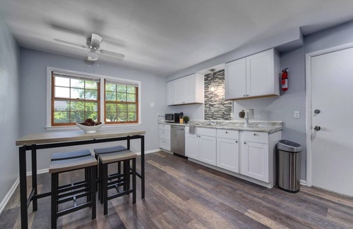 Shaker Heights Apartamento | Modern & Comfy ~ Close to Cleveland Clinic ~ Long-Stays Welcome ~ Safe Area