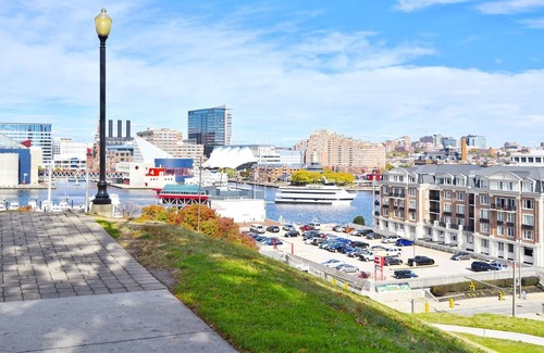 Riverside Casa | Modern & Comfy ~ Federal Hill ~ Queen Bed ~ Patio / Deck near M&T / Camden