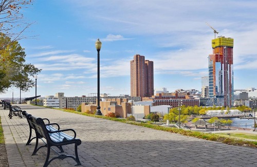 Riverside Casa | Modern & Comfy ~ Federal Hill ~ Queen Bed ~ Patio / Deck near M&T / Camden