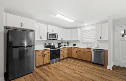 Taylors Casa | Modern & Comfy, Private Deck, 10 min to Paris Mtn + Greenville