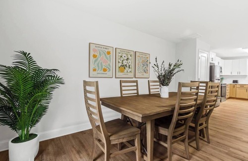 Taylors Casa | Modern & Comfy, Private Deck, 10 min to Paris Mtn + Greenville