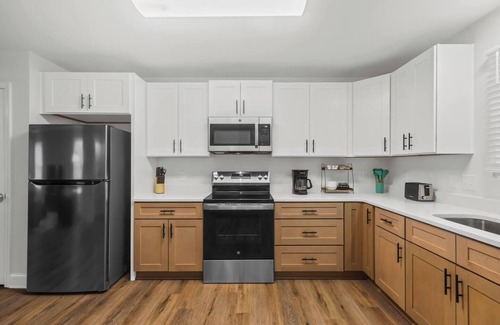 Taylors Casa | Modern & Comfy, Private Deck, 10 min to Paris Mtn + Greenville