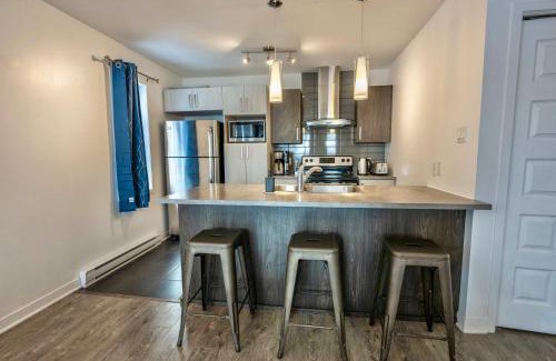 Laval-des-Rapides Apartamento | Modern Condo 2BR 4 beds AC Wi-Fi Free Parking