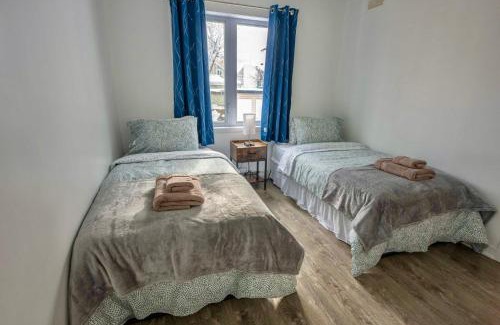 Laval-des-Rapides Apartamento | Modern Condo 2BR 4 beds AC Wi-Fi Free Parking